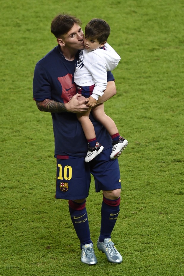 Lionel Messi e o filho Thiago (Foto: AFP)