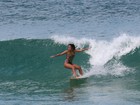 Dani Suzuki surfa na praia da Macumba, no Rio