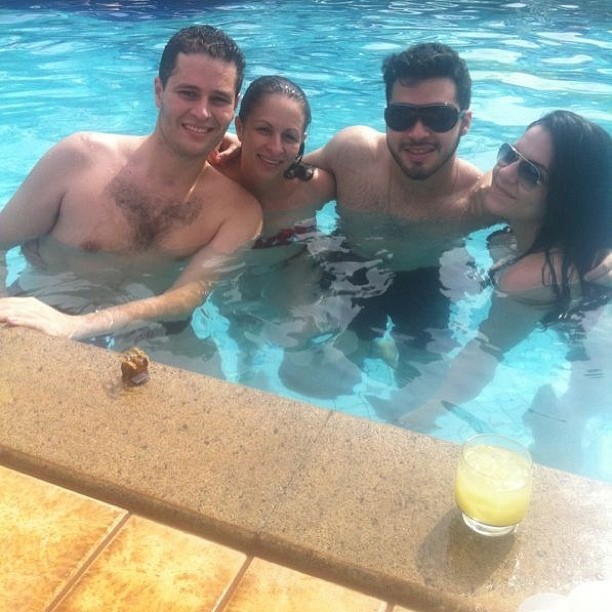 Thiago, filho de Leonardo, curtindo piscina com amigos (Foto: Instagram / Reprodução)