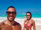 Gracyanne Barbosa posa de biquíni em dia de praia junto com Belo