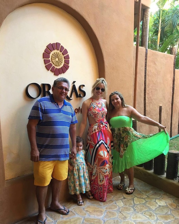 Thyane Dantas com os sogros e a filha (Foto: Reprodução / Instagram)