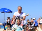 Kadu Moliterno e Yuri participam de desfile beneficente em praia do Rio
