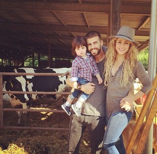 Shakira e Gerard Piqué com o filho Milan (Foto: Instagram / Reprodução)