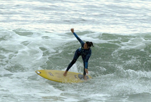 Daniele Suzuki surfando (Foto: André Freitas/ Ag. News)