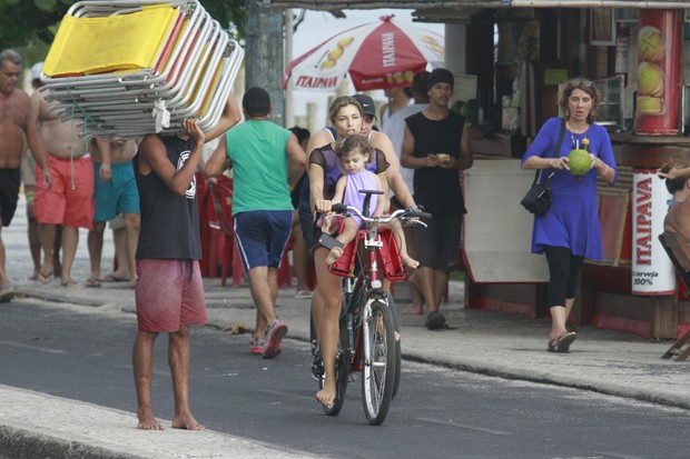Grazi Massafera de bicicleta com a filha (Foto: Dilson Silva / Agnews)