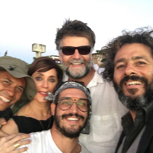 Leandro Pagliaro entre Christiane Torloni, o diretor Luiz Fernando Carvalho e Marcos Palmeira (Foto: Reprodução)