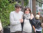 Milla Jovovich exibe barrigão da gravidez em passeio com marido