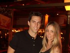 Danielle Winits e o namorado vão a restaurante no Rio