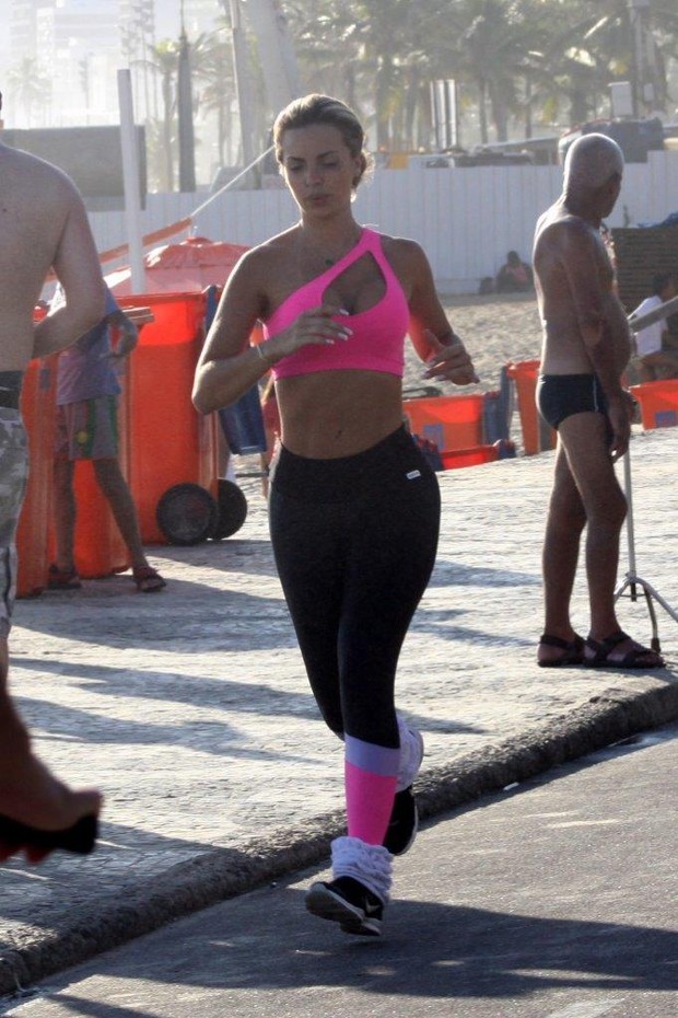 Veridiana Freitas se exercita na orla (Foto: J. Humberto / AgNews)