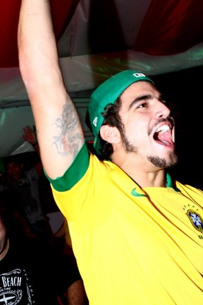 Caio Castro em festa no Rio (Foto: Raphael Mesquita/ Foto Rio News)