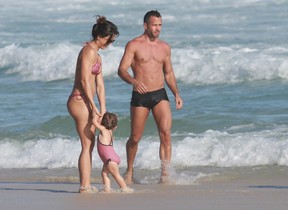 Malvino Salvador e Kyra Gracie com a filha, Ayra, em praia na Zona Oeste do Rio (Foto: Ag. News)