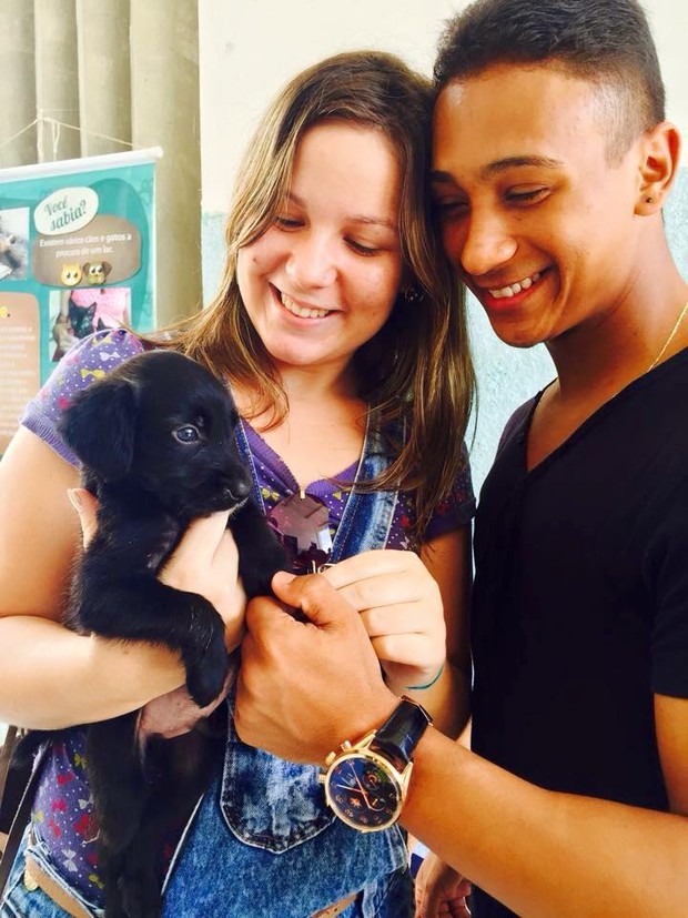 Maria Claudia e Fernandinho adotaram um cachorrinho no começo do namoro (Foto: Facebook/Reprodução)