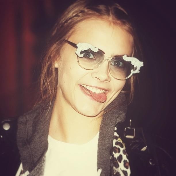 Cara Delevingne com óculos MOO Piyasombatkul  (Foto: reprodução do Instagram)