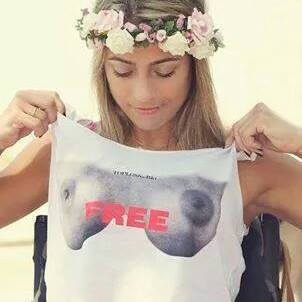 Natache com a camiseta da campanha ToplessinRio (Foto: Reprodução/Facebook)
