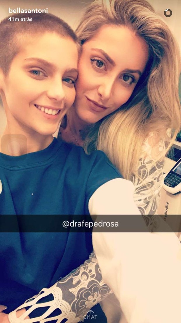 Isabella Santoni posando com a médica Fernanda Pedrosa  (Foto: Reprodução / Snapchat)