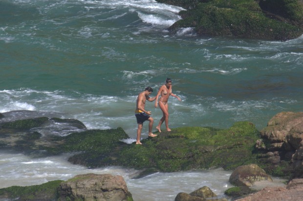 Cauã com a namorada na praia da Joatinga no Rio de Janeiro (Foto: AGNEWS )