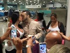 Gracyanne Barbosa ganha beijo de Belo e festinha de fãs em aeroporto