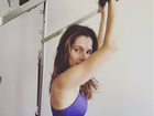 Ingrid Guimarães posta foto no pilates com barriga seca de fora