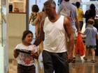 Romário faz compras em shopping na companhia da filha