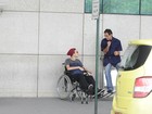 Maria Gadú embarca em aeroporto do Rio usando cadeira de rodas