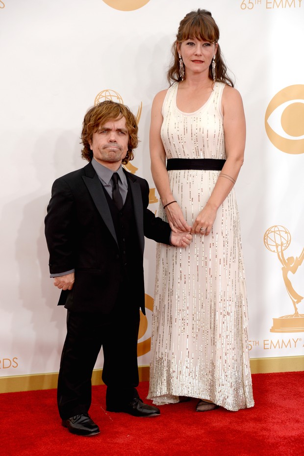 Peter Dinklage e Erica Schmidt no Emmy (Foto: AFP)
