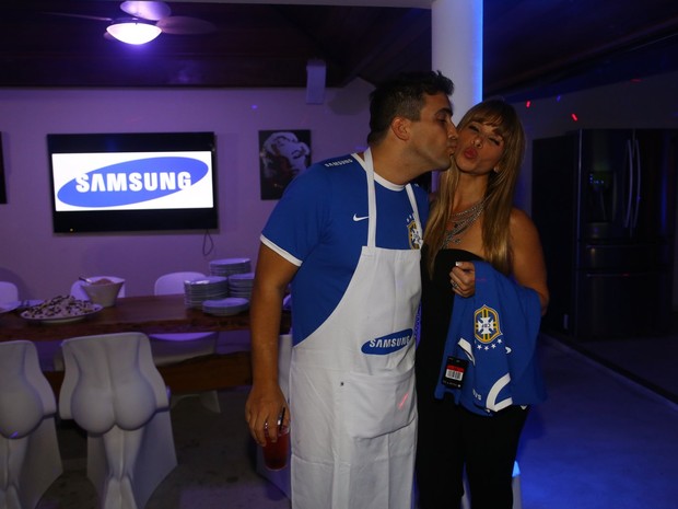 André Marques e Dany Bananinha em festa na casa do apresentador no Rio (Foto: Marcello Sá Barreto/ Ag. News)