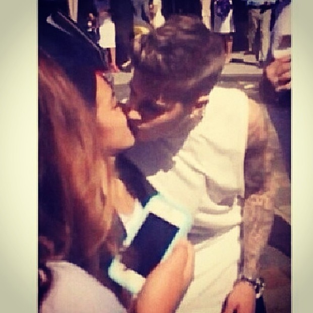Justin Bieber beija fã (Foto: Reprodução/Instagram)