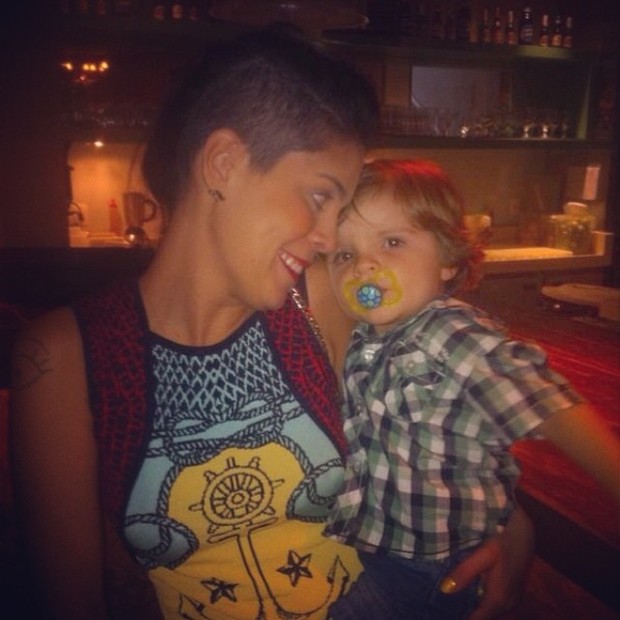 Ex-BBB Bella com Max, filho da também ex-BBB Clara, em restaurante na Zona Oeste do Rio (Foto: Instagram/ Reprodução)