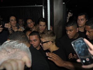 Justin Bieber ao chegar na boate (Foto: Francisco Cepeda/Agnews)