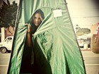 Alessandra Ambrósio troca de roupa em barraca armada no meio da rua