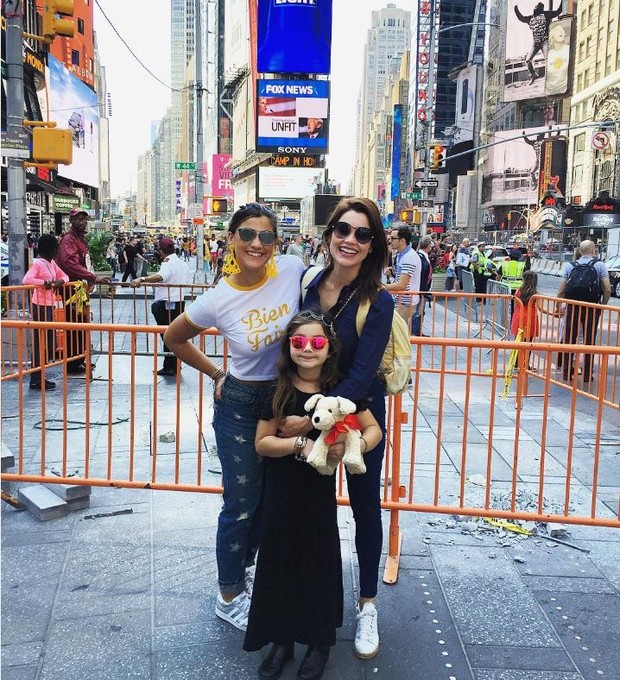 Giulia Costa com a mãe, Flávia Alessandra, e a irmã, Olívia, na Times Square (Foto: Reprodução/Instagram)