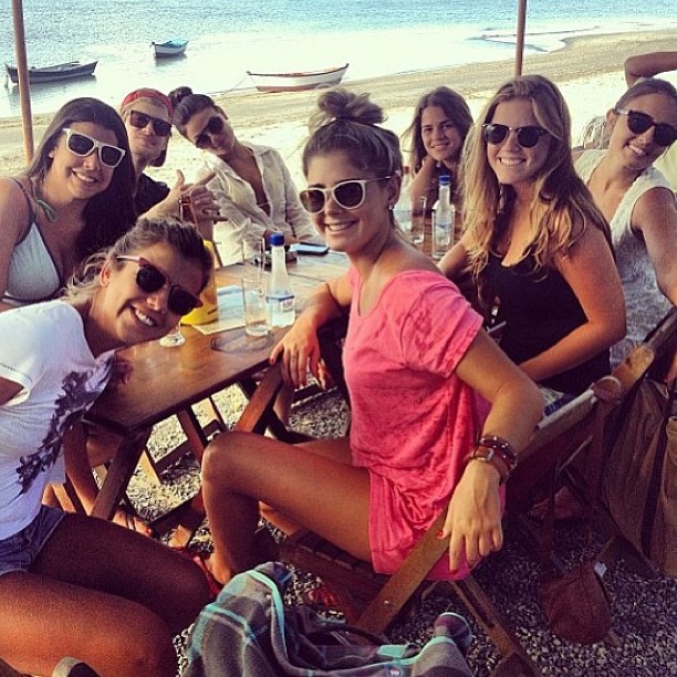 Isis Valverde com o namorado, Tom Rezende, e amigas em praia (Foto: Instagram/ Reprodução)