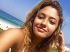 Carolina Oliveira posa de biquíni e conta: 'Voltando para o surf'