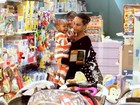 Filho de Taís Araújo e Lázaro Ramos se encanta por brinquedos em loja