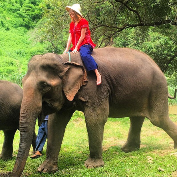 Marina Ruy Barbosa anda de elefante na Tailândia (Foto: Instagram/ Reprodução)