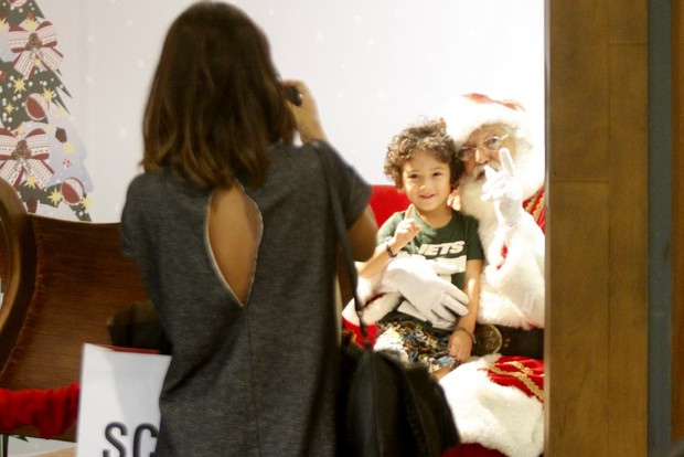 Dani Suzuki e o filho Kauai tiram foto com o Papai Noel (Foto: Marcos Ferreira / photo rio news)