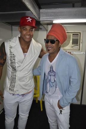 Carlinhos Brown e Léo Santana em bastidores de show em Salvador, na Bahia (Foto: Fred Pontes/ Divulgação)
