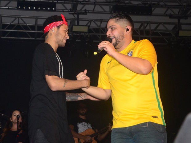 Neymar com o cantor Jorge, da dupla com Mateus, em show em São Paulo (Foto: Eduardo Martins/ Ag. News)