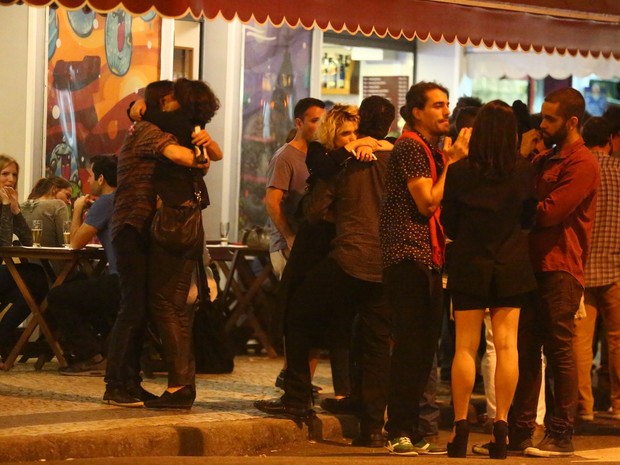 Bruna Linzmeyer e Michel Melamed em bar na Zona Sul do Rio (Foto: Ag. News)
