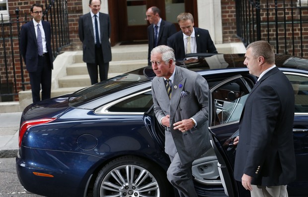 Principe Charles  chega no hospital  (Foto: Agência Reuters)