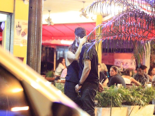 Nanda Costa beija moreno em bar na Zona Sul do Rio (Foto: Delson Silva/ Ag. News)