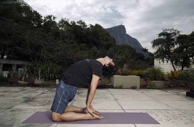 O ator Pedro Lamin, do seriado Justiça, mostra aula de ioga e diz que prática combate a ansiedade (Foto: Marcos Serra Lima / Ego)