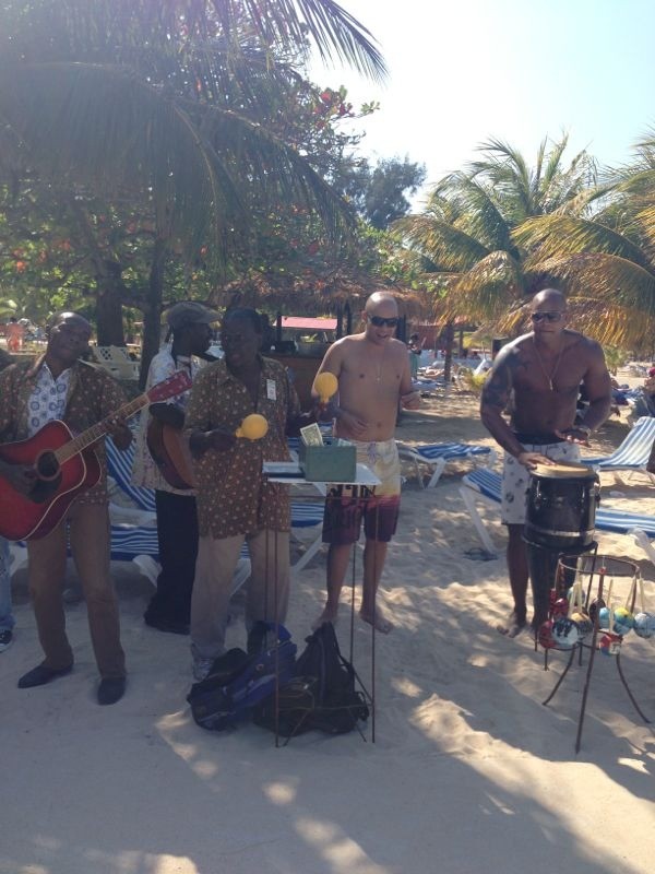 Léo Santana se diverte com músicos no Haiti (Foto: Divulgação)