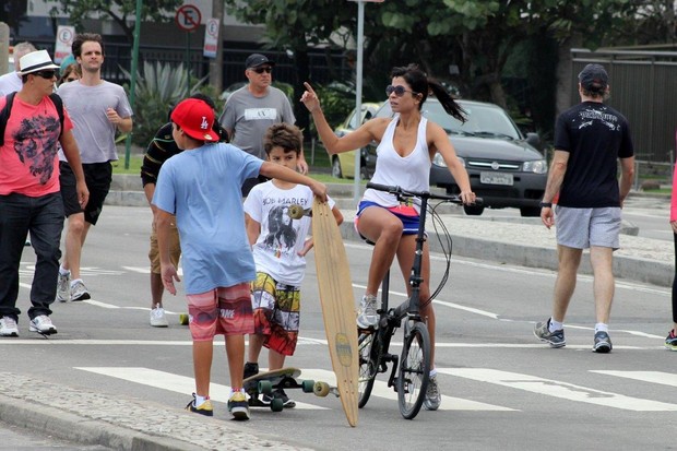 Anna Lima passeia com crianças na orla (Foto: JC Pereira / AgNews)
