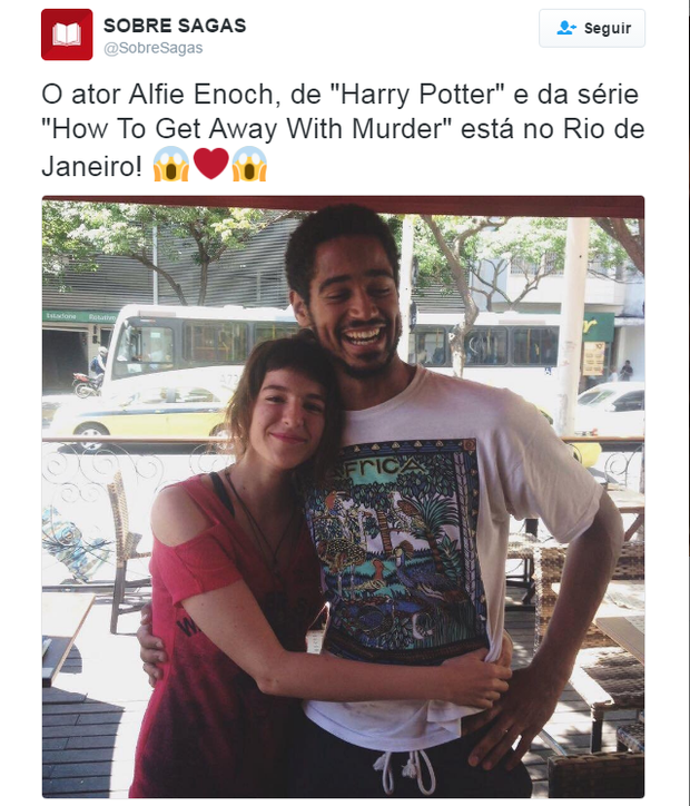Alfie Enoch é tietado por fãs no Rio de Janeiro (Foto: Reprodução/Twitter)