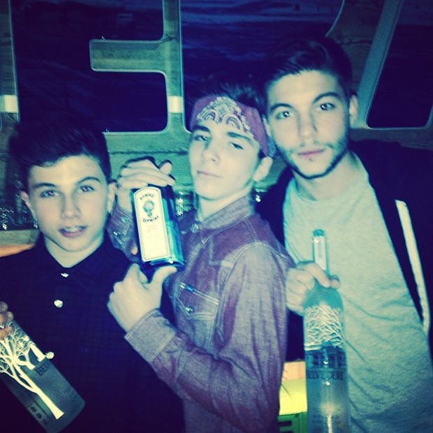 Rocco segura garrafa de bebida alcóolica ao lado de amigos em foto da mãe no Instagram: &#39;Que a festa começa&#39; (Foto: Instagram)
