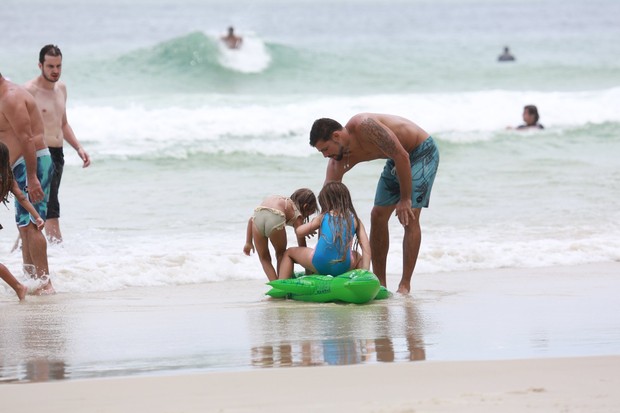 Cauã Reymond com a filha Sofia na praia (Foto: Dilson SIlva/ Ag. News)