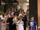 Giovanna Antonelli passeia no shopping com a família