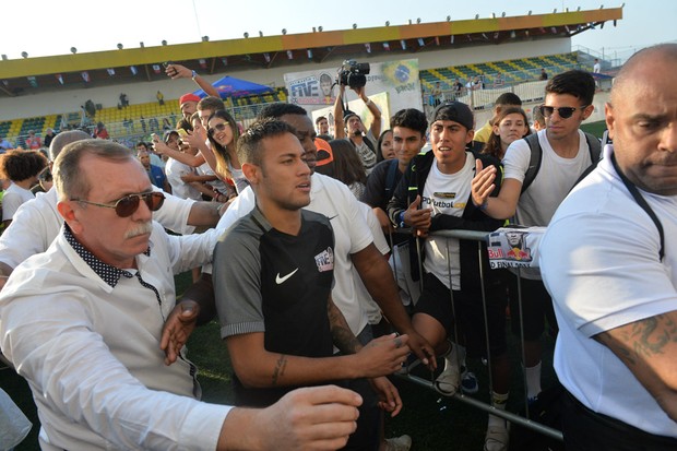 Neymar em campeonato de futebol (Foto: Francisco Cepeda e Thiago Duran/AgNews)