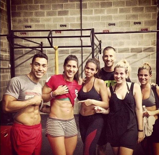 Bruna Marquezine com amigos em academia (Foto: Instagram/ Reprodução)